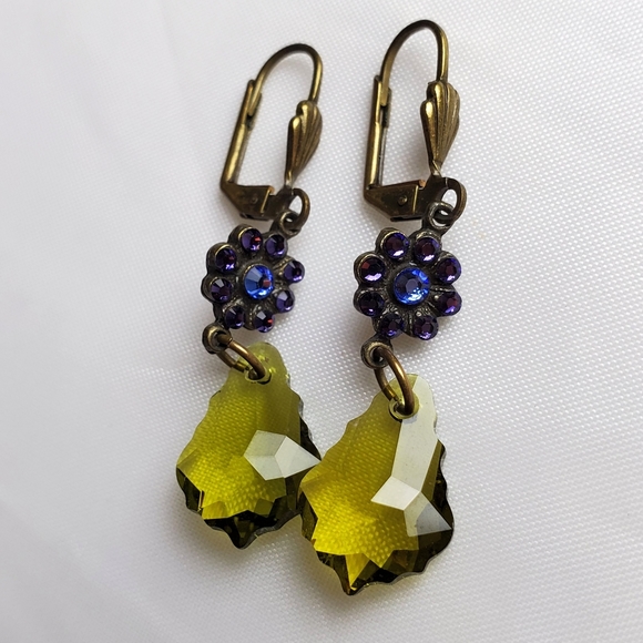 Jewelry - Lightweight drop earrings